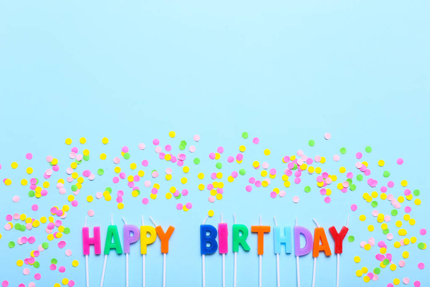 Happy Birthday Kerzen und Konfetti auf blauem Hintergrund, zu sehen - Foto, Bild