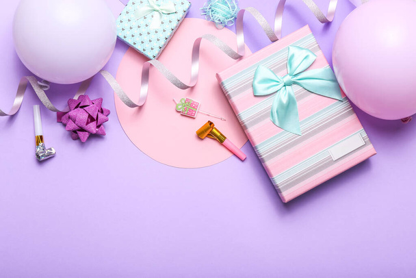 Kleurrijke viering achtergrond met verschillende partij confetti, ballonnen, geschenken, en decoratie op paarse achtergrond. - Foto, afbeelding