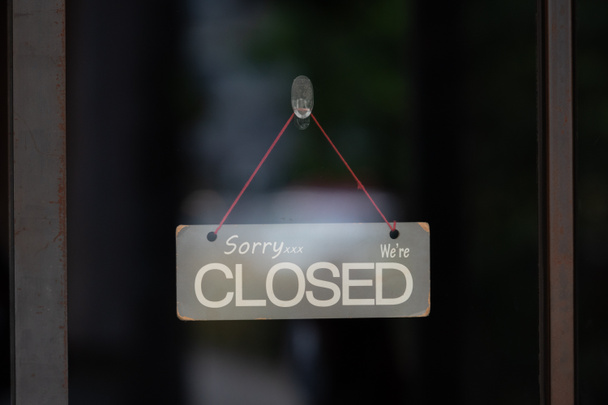 вибачте, що ми закриті знак висить за межами ресторану, магазину, офісу чи іншого
 - Фото, зображення