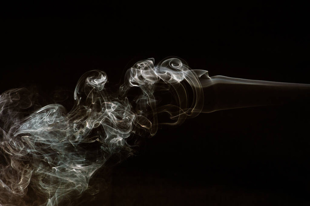 Καπνός απομονωμένος σε σκούρο φόντο - Φωτογραφία, εικόνα