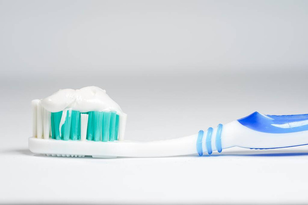 Зубная щетка с зубной пастой изолирована на белом фоне - Фото, изображение