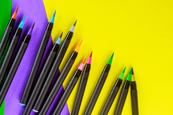 Scuola fornisce penne pennello ad acquerello flessibile per la creatività - Foto, immagini