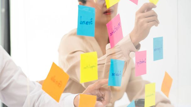 business people planning startup project putting sticky notes session to share idea on glass wall, Strategy Analysis Office Concept - Foto, Imagen