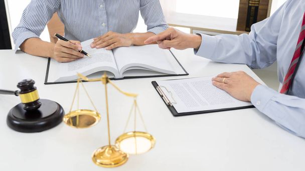 Клиент со своим партнером юристы или адвокаты обсуждают обсуждение документа или договора, работающие за столом в офисе, хорошее сотрудничество службы  - Фото, изображение