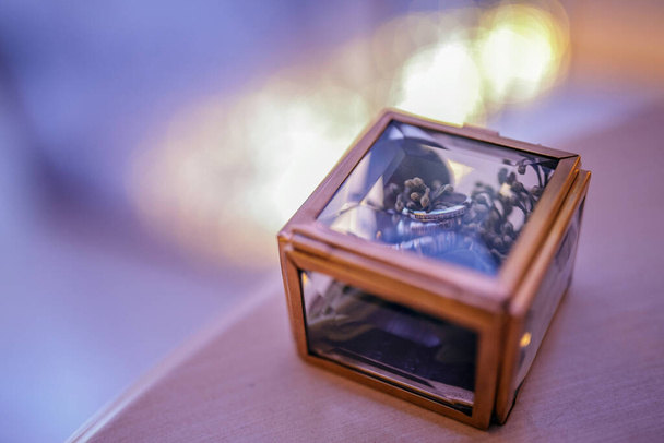 fedi nuziali in una scatola di vetro a una cerimonia nuziale. primo piano - Foto, immagini
