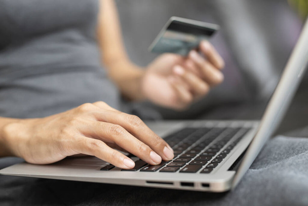 Frauen kaufen online mit Kreditkarten ein. Geschäfts- und Technologiekonzepte. - Foto, Bild