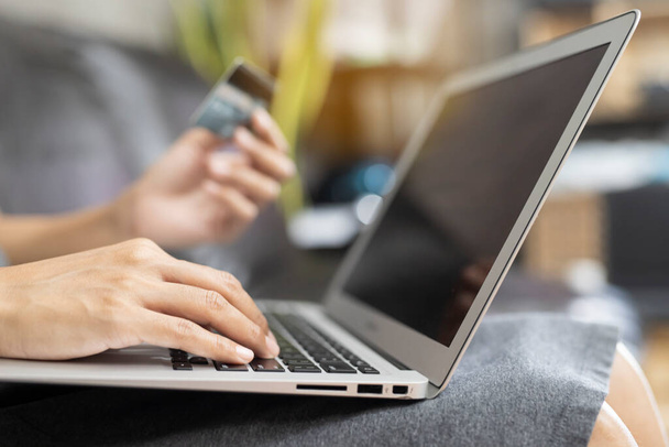 Kobiety dokonujące zakupów online za pomocą kart kredytowych. Pojęcia biznesowe i technologiczne. - Zdjęcie, obraz