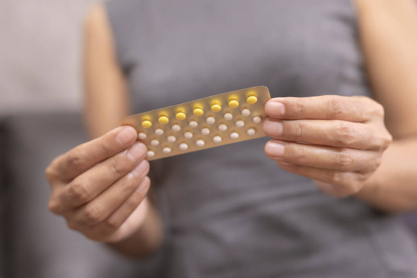 Žena drží kombinovanou perorální antikoncepční pilulku.Gynekologie koncept. - Fotografie, Obrázek