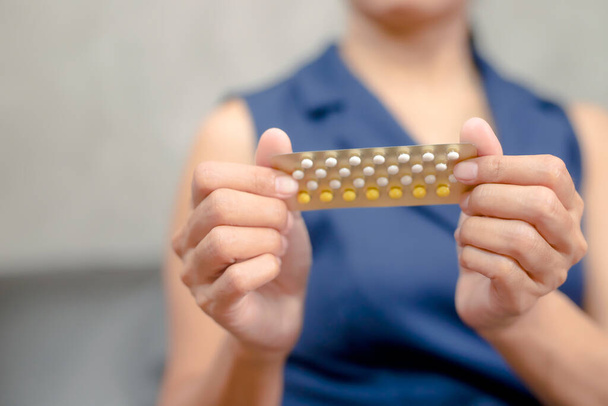 Žena drží kombinovanou perorální antikoncepční pilulku.Gynekologie koncept. - Fotografie, Obrázek