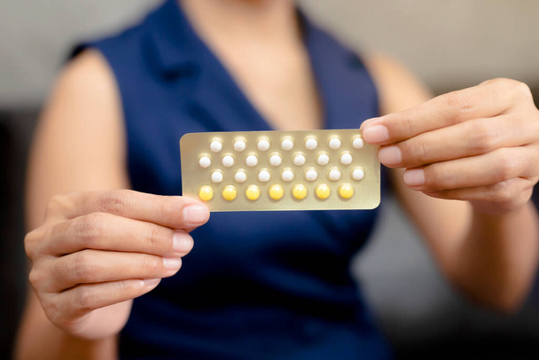 Nő tartó kombinált orális fogamzásgátló pill.Nőgyógyászati koncepció. - Fotó, kép