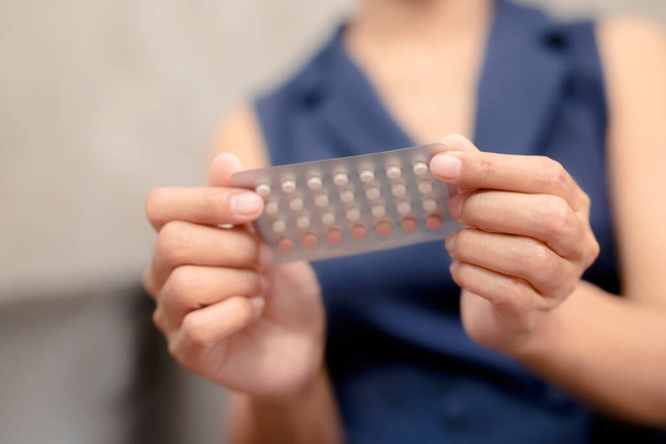 Kobieta gospodarstwa połączone doustne pigułki antykoncepcyjne. ginekologia koncepcja. - Zdjęcie, obraz