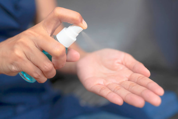 Ręka kobiety myje ręce antyseptyczną szpatułką jako środek zapobiegający zakażeniu koroną COVID-19 i SARS cov 2. Praca w domu. - Zdjęcie, obraz