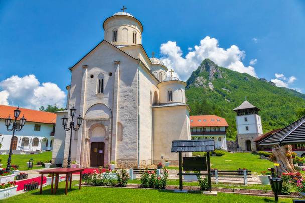 Középkori Mileseva kolostor. A 13. századi szerb ortodox kolostort Stefan Vladislav Nemanjic szerb király alapította. Prijepolje közelében található, Szerbia.  - Fotó, kép