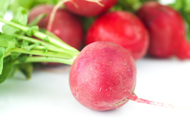 juicy red radishes with green leaves isolated on white - Foto, Bild