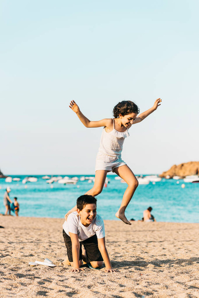 duas crianças brincando na praia - Foto, Imagem