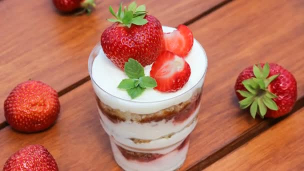 Pastel en taza, clásico pastel de esponja de vainilla con crema de requesón y fresas (Trifle
) - Imágenes, Vídeo