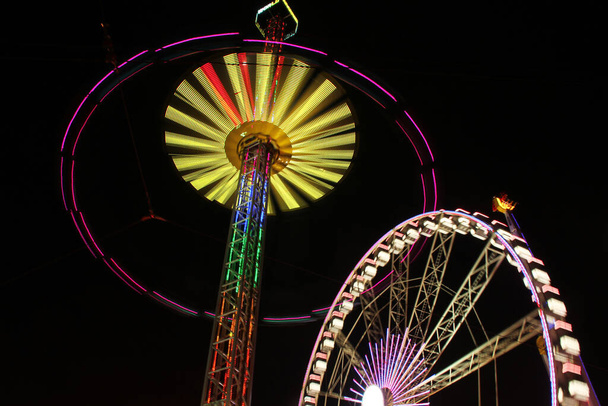 ferris roue dans un parc d'attractions - Photo, image