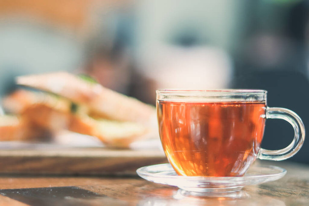 чашка чаю в кафе розмитий фон і часниковий хліб
. - Фото, зображення