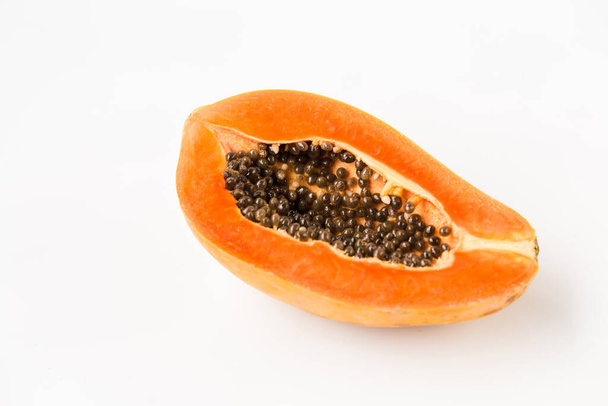Verse papaja plak op de witte achtergrond - Foto, afbeelding