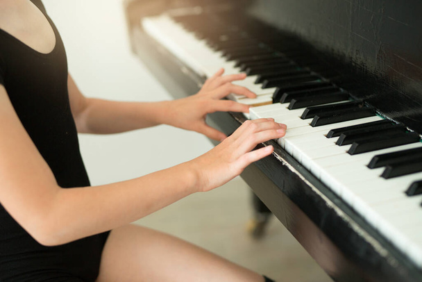 hands of a teenage girl playing the piano - Foto, afbeelding