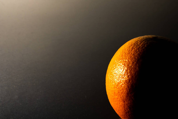 Oranssi mustalla taustalla avainvalot - Valokuva, kuva