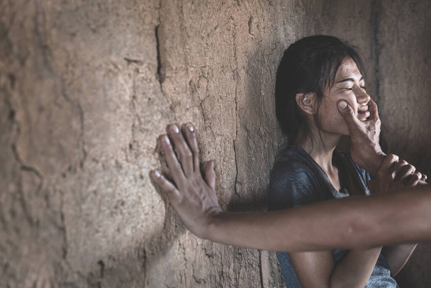 Γυναικεία δουλεία υπό γωνία εγκαταλελειμμένου κτιρίου, διακοπή της βίας κατά των γυναικών, διεθνής ημέρα της γυναίκας - Φωτογραφία, εικόνα