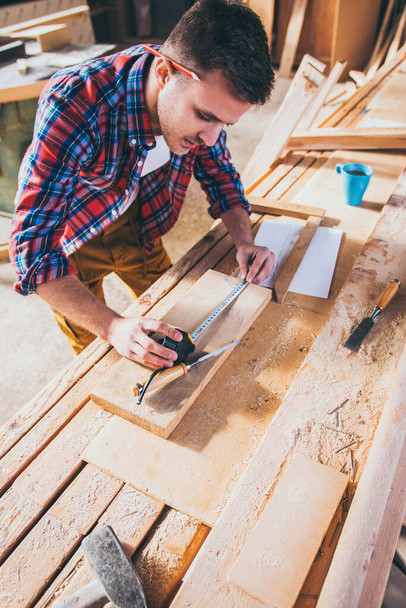 Tesaři při práci, výstavbě a práci se dřevem - Fotografie, Obrázek