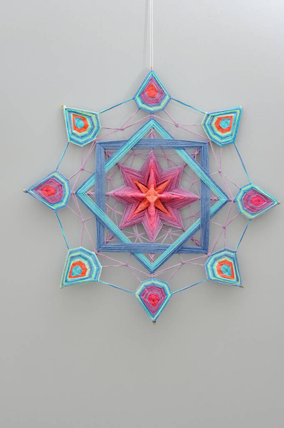 Mandala de fio artesanal colorido tecido no fundo cinza
 - Foto, Imagem