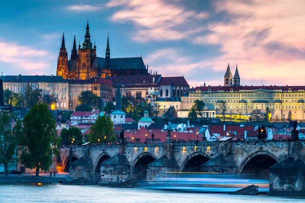 PRAG, TSCHECHISCHE REPUBLIK - CIRCA MAI 2017: Blick auf das historische Zentrum von Prag mit Burg, Hradschin, Karlsbrücke und Moldau ca. Mai 2017 in Prag. - Foto, Bild