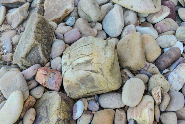 熱帯のビーチで丸みを帯びた研磨された岩の閉鎖 - 写真・画像