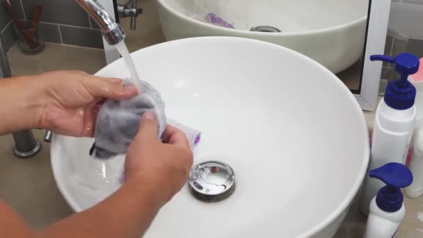 Mãos de homem lavar máscara facial no banheiro
 - Filmagem, Vídeo