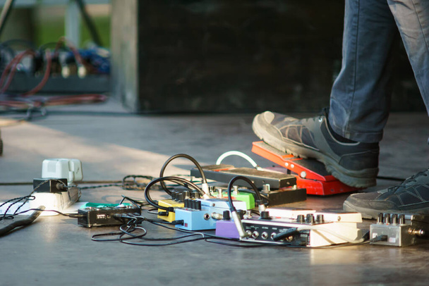 Guitarist tunes the guitar. The pedal Board at a gig. Guitar effects - Foto, immagini