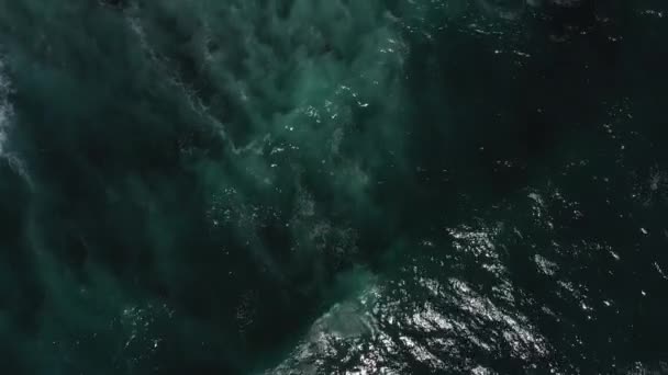 巨大な海の波がクラッシュし、名声の空中ビューをトップダウン。太平洋のカムチャツカ。4kビデオ - 映像、動画