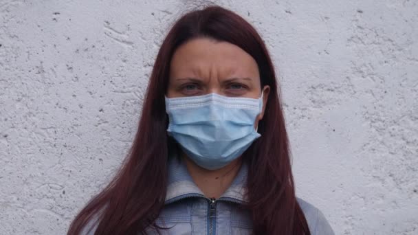 Muotokuva rypistyneestä naisesta, jolla oli lääketieteellinen naamio Coronavirus-pandemian aikana. - Materiaali, video