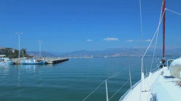 Belles photos de la vie colorée en Grèce. Avec voiliers, eau bleue et beaux paysages. - Séquence, vidéo