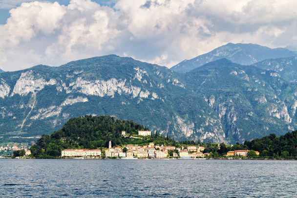Panorámás kilátás nyílik Tremezzo város (Como tó, Olaszország) - Fotó, kép