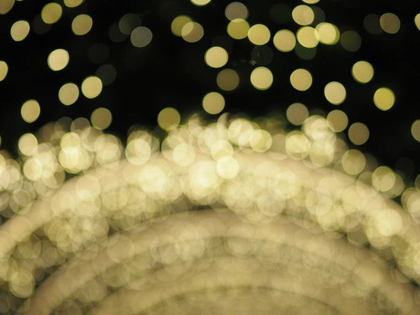 bokeh από γυρίσματα φώτα πινγκ-πονγκ πολύχρωμο φωτισμό, κίτρινο χρώμα θολή φόντο Χριστούγεννα Ημέρα - Φωτογραφία, εικόνα