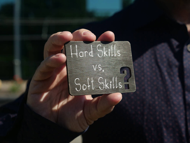 Hard Skills vs. Soft Skills jest pokazany na zdjęciu konceptualnym biznesu - Zdjęcie, obraz