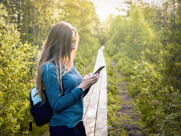 kaunis nainen matkustava seisoo metsässä, Viro. - Valokuva, kuva