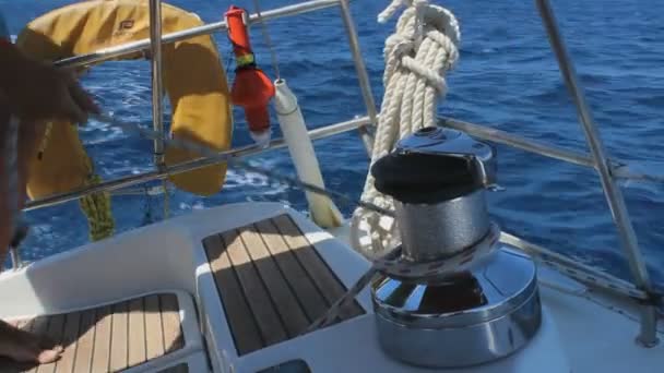 ギリシャでのカラフルな生活の美しいショット。セーリングボート、青い水と素晴らしい景色で。帆のボートウインチとボウラインのクローズアップ. - 映像、動画