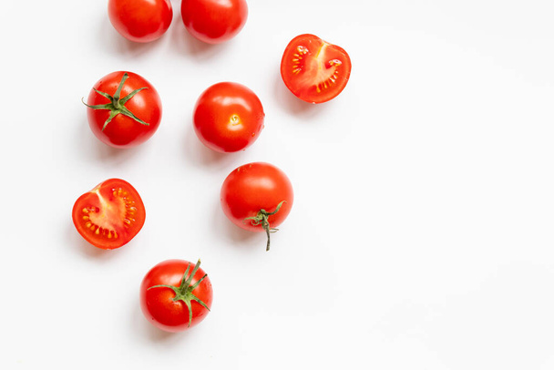 Composizione alimentare di molti pomodori rossi maturi freschi su uno sfondo bianco con spazio di copia - Foto, immagini