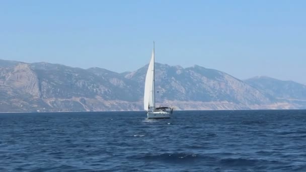 Yunanistan 'daki renkli hayatın güzel görüntüleri. Yelkenli tekneler, mavi sular ve güzel manzaralarla. - Video, Çekim