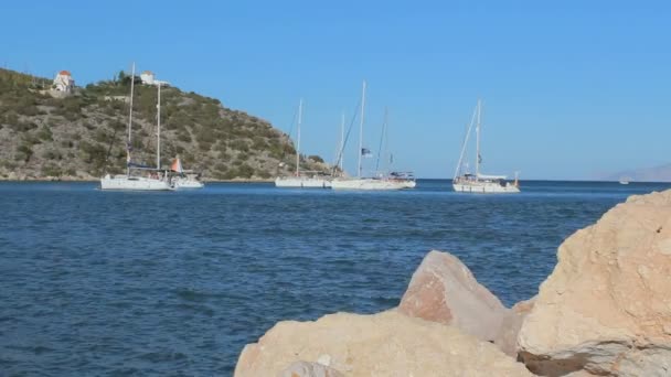 Prachtige opnamen van het kleurrijke leven in Griekenland. Met zeilboten, blauw water en mooie landschappen. - Video