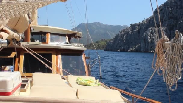 живописные кадры с парусной яхты в Греции в солнечный день - Кадры, видео