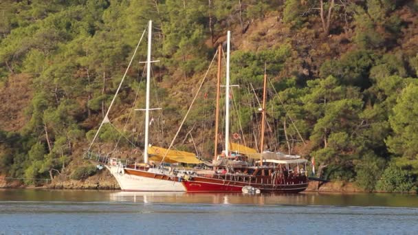 живописные кадры с парусной яхты в Греции в солнечный день - Кадры, видео