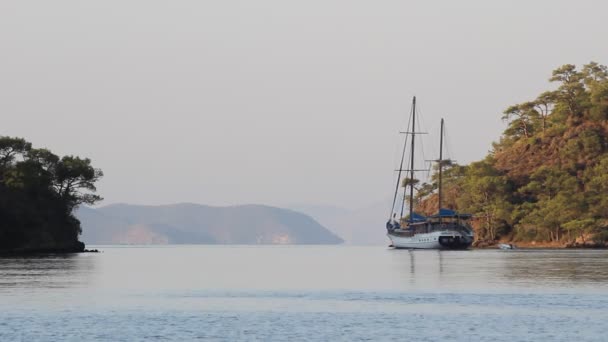 γραφικό υλικό από ιστιοπλοϊκό σκάφος στην Ελλάδα την ηλιόλουστη μέρα - Πλάνα, βίντεο