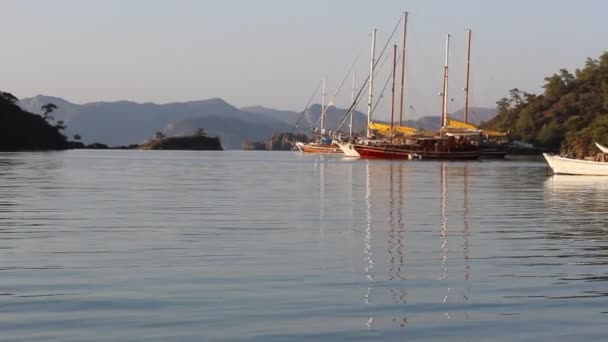malownicze zdjęcia z jachtu żaglowego w Grecji w słoneczny dzień - Materiał filmowy, wideo