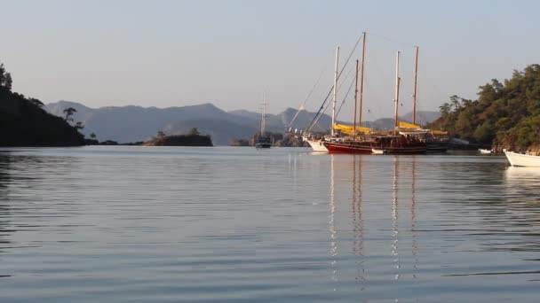 malownicze zdjęcia z jachtu żaglowego w Grecji w słoneczny dzień - Materiał filmowy, wideo