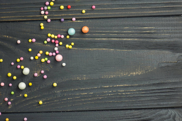 Textura de bola de espuma colorida. Bola de espuma colorida sobre un fondo de madera negro
 - Foto, imagen