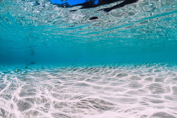 Прозрачный океан в тропиках с белым песком под водой на Гавайях
 - Фото, изображение